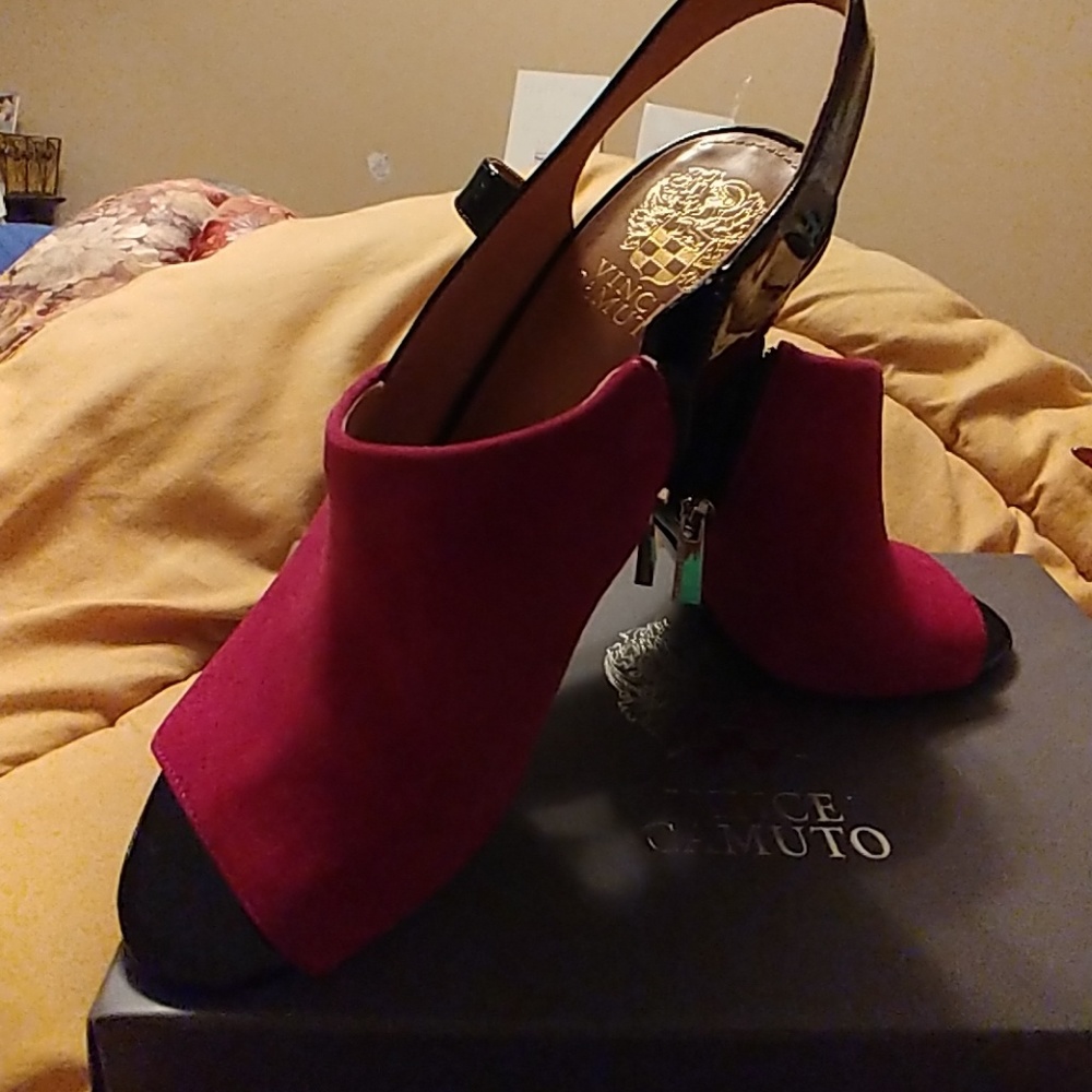 VINCE CAMUTO booties